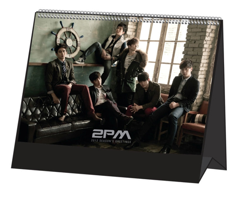 2PM-2012-sijeun-geuliting-2012-kaellindeo-paekiji-tagsang-yong-kaellindeo-daieoli-potoseutikeo-yeobseo-L100004429-8804775042386